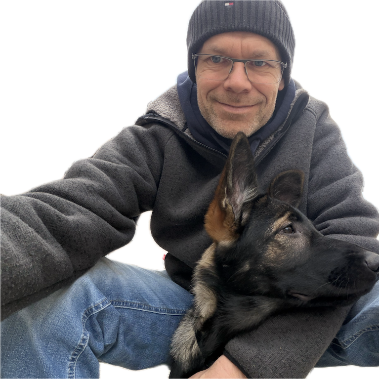 Hundetrainerin von Spitzhirn Hundetraining mit ihrer Schäferhündin Ilva von Incabar in Nürnberg; vertrauensvolle Mensch‑Hund‑Beziehung