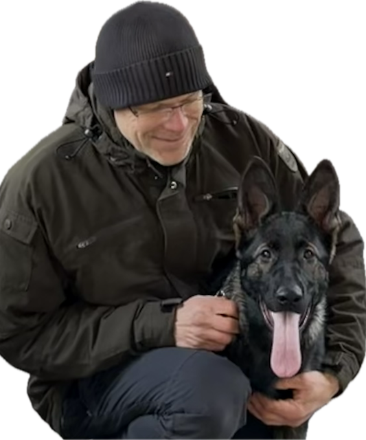 Hundetrainer trainiert einen Junghund im Alltagstraining in Nürnberg; ruhige, vertrauensvolle Zusammenarbeit